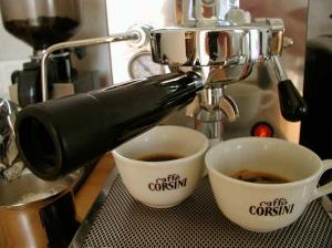 2 Cappuccini beim Br�hen unter der Gruppe